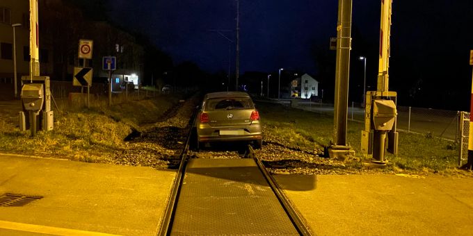 Die Autofahrerin blieb unverletzt. Die Autofahrerin blieb unverletzt.