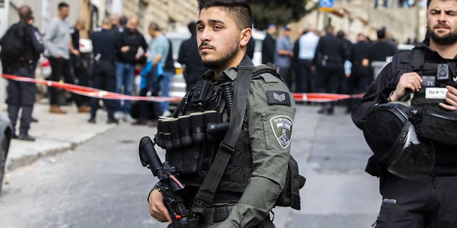 Die israelische Polizei sichert den Ort eines Angriffs in Jerusalem. Nach zwei Terrorangriffen binnen 24 Stunden hat ein weiterer palästinensischer Schütze versucht, Menschen in der Nähe der Stadt Jericho zu töten. Foto: Ilia Yefimovich/dpa