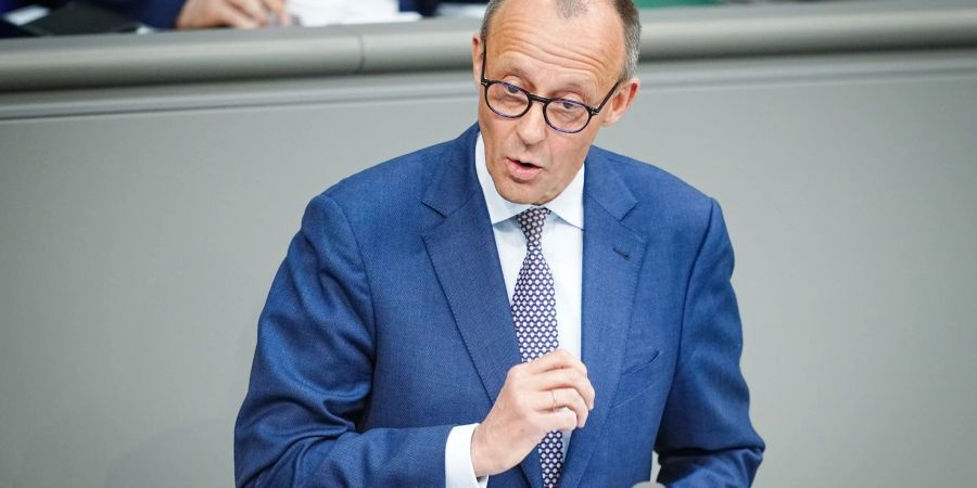 Nach Auffassung des CDU-Vorsitzenden Friedrich Merz sollte eine Agentur für Einwanderung aktiv ausländische Fachkräfte werben.