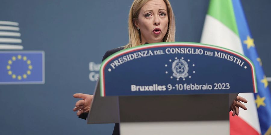 Italiens Ministerpräsidentin Giorgia Meloni spricht bei einer Pressekonferenz. Foto: Olivier Matthys/AP/dpa