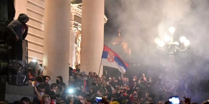 Polizisten setzen in Belgrad Tränengas gegen Demonstranten ein Polizisten setzen in Belgrad Tränengas gegen Demonstranten ein