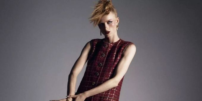 Nur online: Ein Model präsentiert eine Kreation von Chanel. Foto: Mikael Jansson/Chanel/dpa Nur online: Ein Model präsentiert eine Kreation von Chanel. Foto: Mikael Jansson/Chanel/dpa