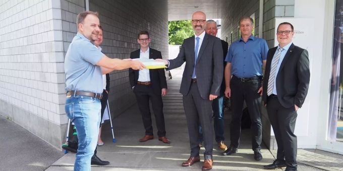 Die Unterschriften wurden am Montag, 6. Juli 2020, in Dübendorf an Stadtpräsident André Ingold übergeben. "Dübi schuldenfrei- auch in Zukunft!"
