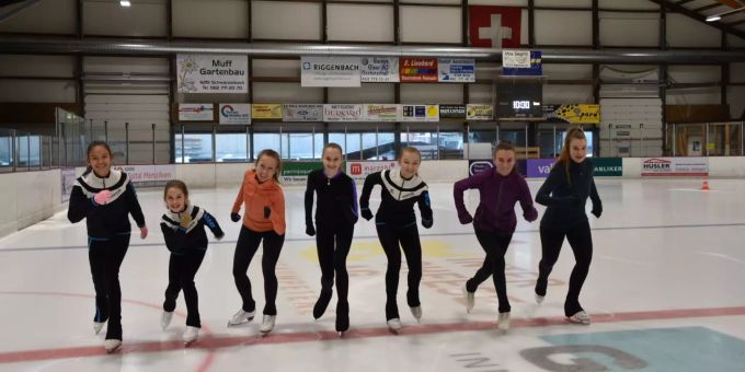 Läuferinnen des Eislaufclubs Mittelland am Skateathlon, welcher jeweils im Dezember stattfindet. Eislaufclub Mittelland