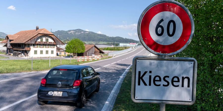 Bahnhofstrasse mit Ortsschild in Kiesen.