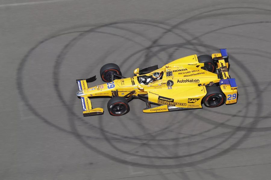 Um den Spanier bei Laune zu halten, erlaubt McLaren ihm einen Start beim Indy 500. Kurz vor Schluss kostet ihn ein geplattzer Honda-Motor seine Siegchancen.