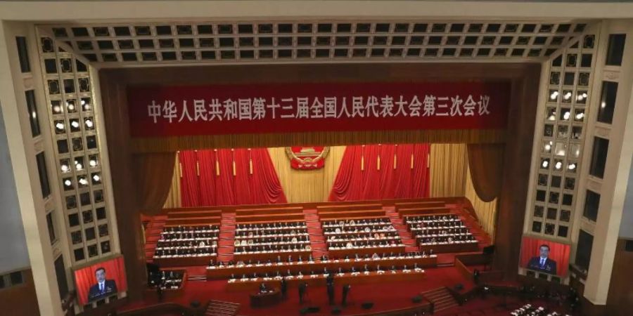 Die Plenarsitzung des chinesischen Volkskongresses findet in der Grossen Halle des Volkes statt. Foto: Ng Han Guan/Pool AP/dpa