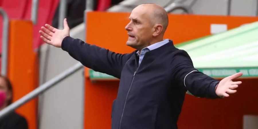 Augsburgs Trainer Heiko Herrlich wetterte gegen die Elfmeter-Entscheidung. Foto: Michael Dalder/Reuters-Pool/dpa