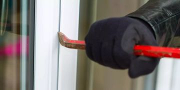 Doppelter Einbruch – Lieferwagen und Tresor gestohlen