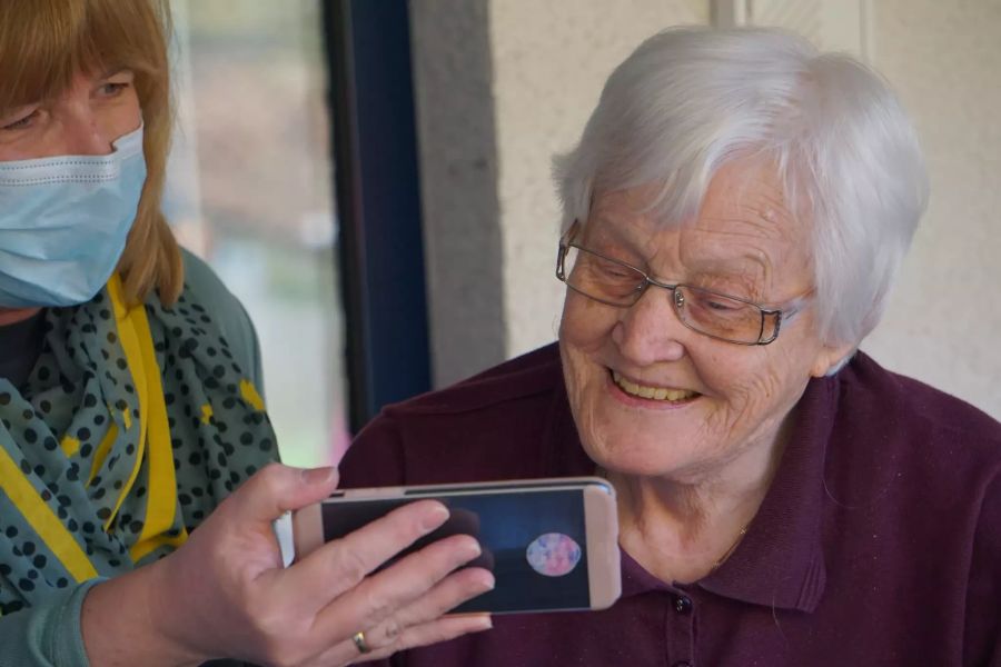 Seniorin mit Smartphone