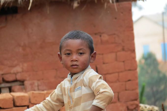 Dieser Junge lebt in ärmlichen Verhältnissen. Spenden können hier helfen. Armut eines Jungen