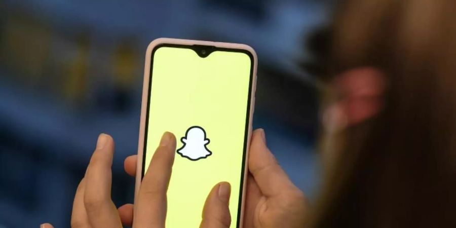 Das Logo von Snapchat auf einem Smartphone. Foto: Jens Kalaene/dpa-Zentralbild/dpa