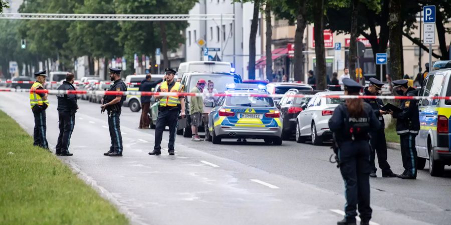 Auto München Menschengruppe