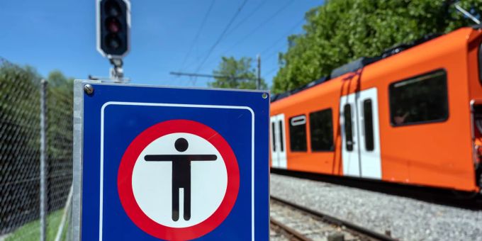 Kein Durchgang mit RBS Zug im RBS Bahnhof Ittigen. Kein Durchgang mit RBS Zug im RBS Bahnhof Ittigen.