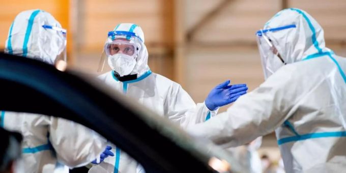 Angehörige der Bundeswehr nehmen in einem stillgelegtem Hubschrauber Hangar in Gütersloh Corona-Abstriche bei der Bevölkerung durch. Foto: Guido Kirchner/dpa coronavirus deutschland