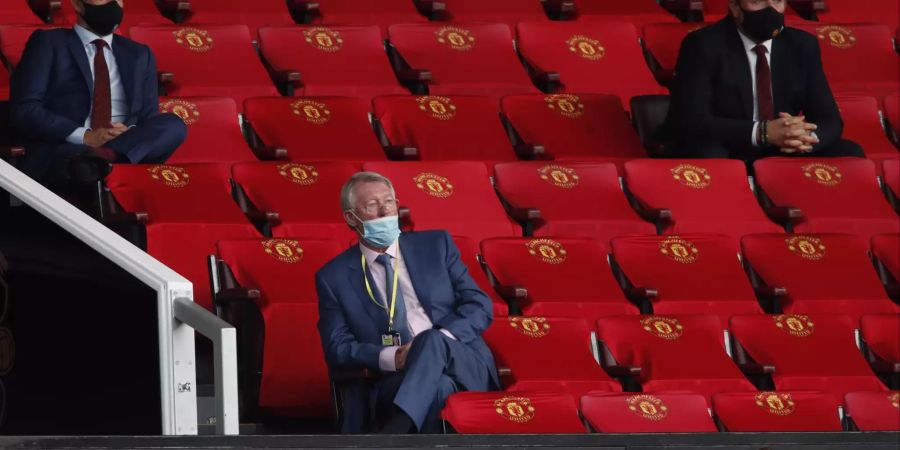 Sir Alex Ferguson (unten) trägt im Spiel zwischen Manchester United und Southampton die Maske falsch.