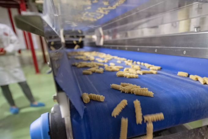 Blick in die Taigwarenproduktion bei der Pasta Röthlin AG in Kerns OW. Die hier zu sehenden Spiralen sind allerdings gar nicht aus Hartweizengriess hergestellt, sondern aus Urdinkel-Dunst. Teigwaren Hartweizengriess