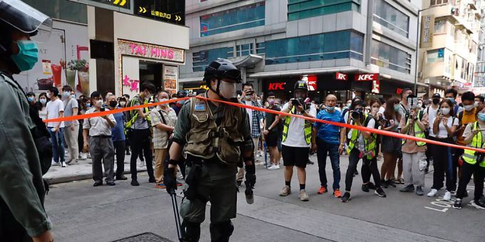 Die Bereitschaftspolizei hält im Hongkonger Central District Wache, um die dort versammelten Demonstranten fernzuhalten. honkong demonstration