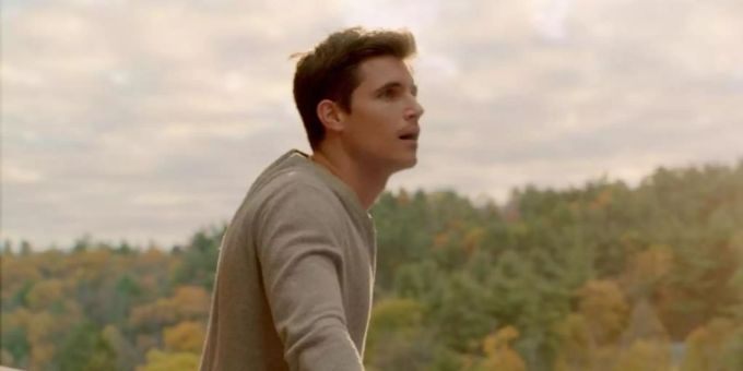 Nathan Brown (Robbie Amell) landet in einem Ersatz-Himmel. Foto: Amazon/dpa Nathan Brown (Robbie Amell) landet in einem Ersatz-Himmel. Foto: Amazon/dpa