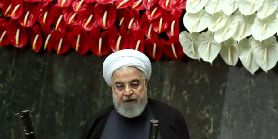 HANDOUT - Hassan Ruhani, Präsident des Iran, spricht während der Einweihung des neuen Parlaments. Der Iran hat sein neu gewähltes Parlament einberufen, das von konservativen Gesetzgebern dominiert wird und aufgrund der Corona-Pandemie strenge Präventionsvorschriften zu beachten hat. Foto: ---/Iranian Presidency/dpa - ATTENTION: editorial use only and only if the credit mentioned above is referenced in full
