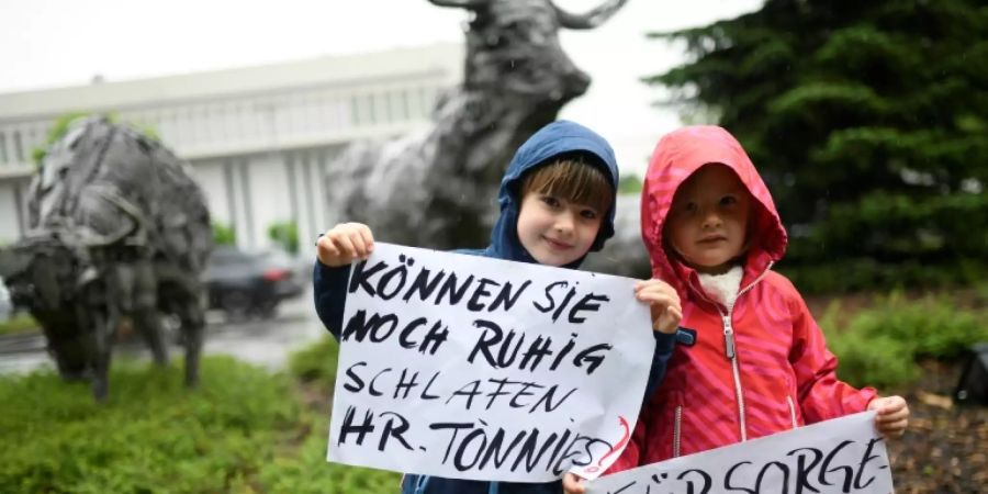 Kinder protestieren vor dem Schlachtbetrieb