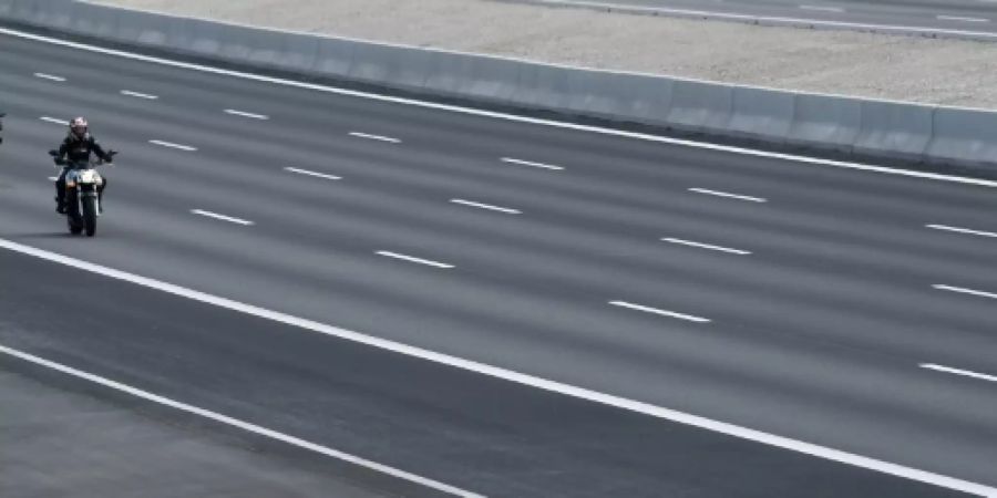 Motorradfahrer auf Aubobahn nahe München
