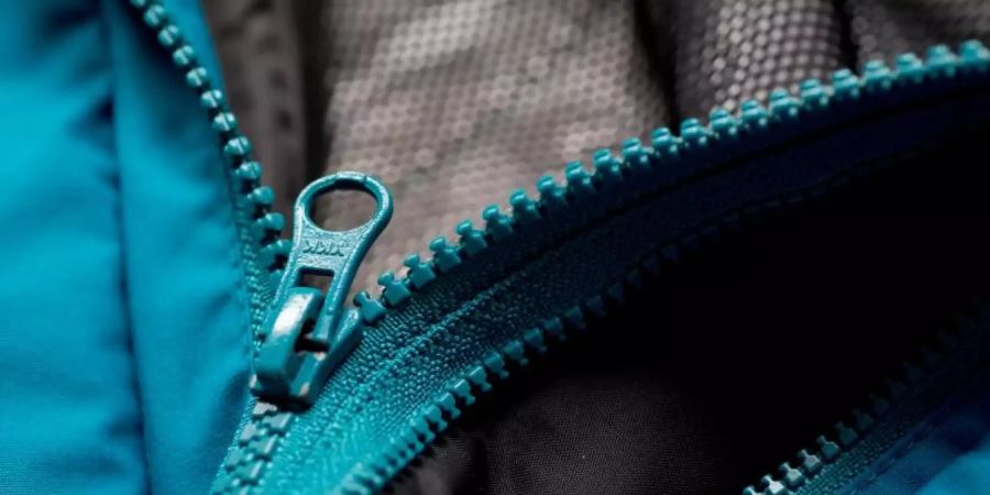 Detail einer Outdoor-Jacke. Viele Kinder und Jugendliche in Deutschland haben nach Angaben des Umweltbundesamts (UBA) zu viele langlebige Chemikalien im Blut. Foto: picture alliance / dpa