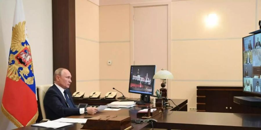 Wladimir Putin, Präsident von Russland, wendet sich per Videokonferenz aus dem Anwesen Nowo-Ogarjowo in einer Fernsehansprache an die Nation. Foto: Alexei Nikolsky/Pool Sputnik Kremlin/AP/dpa