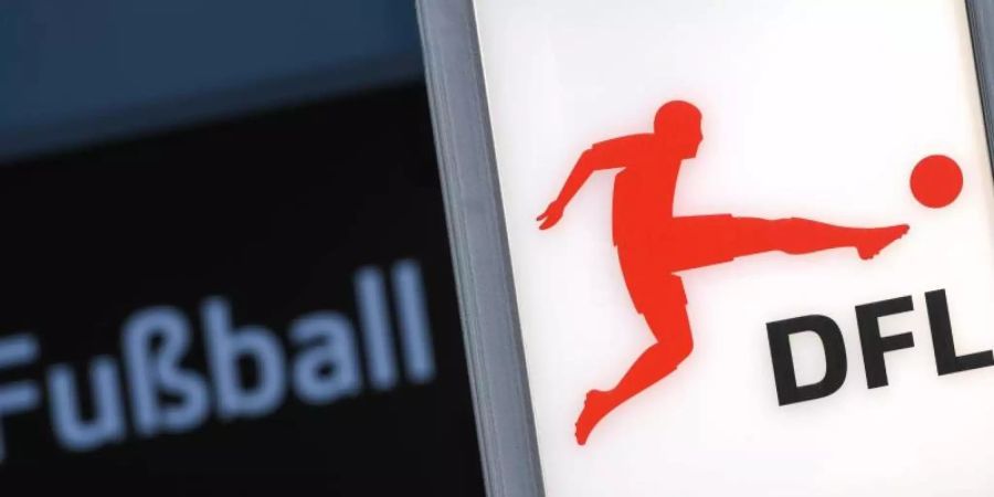 Die Deutsche Fussball Liga will einem Medienbericht zufolge über die Modalitäten eines Saisonabbruchs abstimmen lassen. Foto: Arne Dedert/dpa