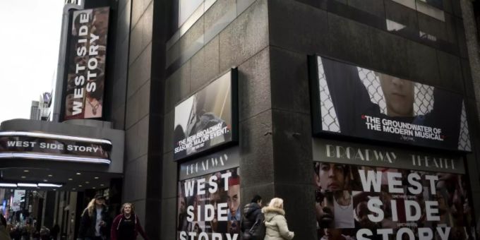 Plakat für «West Side Story» am Broadway Theatre. callan