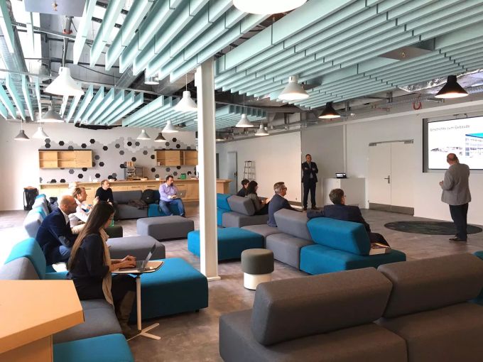Personen im neuen Coworking Space