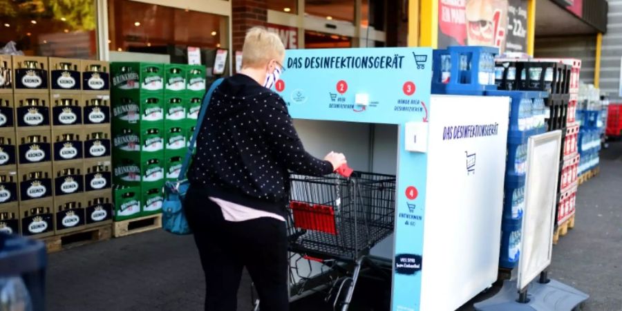 Kundin vor einem Supermarkt