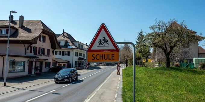 Hinweistafel auf die Schule an der Bernstrasse in Stettlen. Hinweistafel auf die Schule an der Bernstrasse in Stettlen.