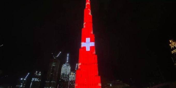 Der Burj Khalifa in Dubai (Vereinigte Arabische Emirate), einer der höchsten Gebäude der Welt, leuchtet in den Schweizer Farben. (Symbolbild) (@burjkhalifa) Burj Khalifa