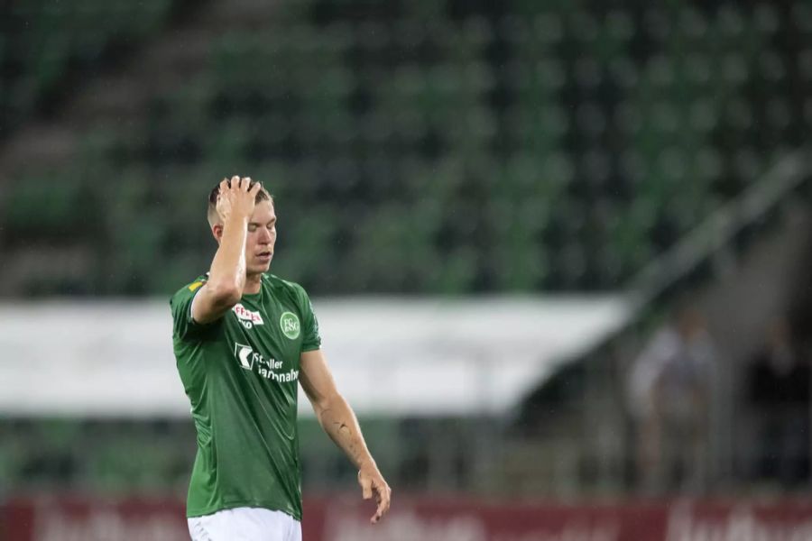 Cedric Itten und der FC St.Gallen stehen gegen Basel im Regen.