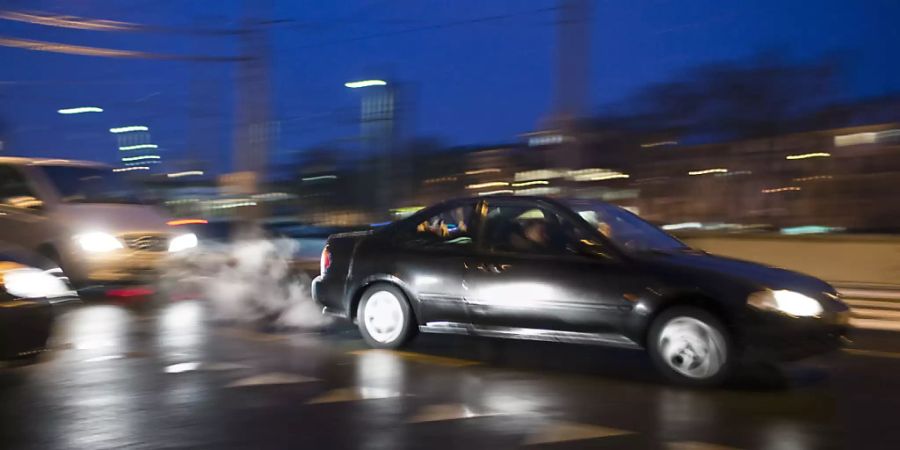 Lärm beeinträchtigt die Gesundheit. Mit einer rücksichtsvollen Fahrweise könnte der Lärm in der Nacht reduziert werden. Darauf soll der nationale Aktionstag «Laut ist out» vom 29. April aufmerksam machen. (Symbolbild)