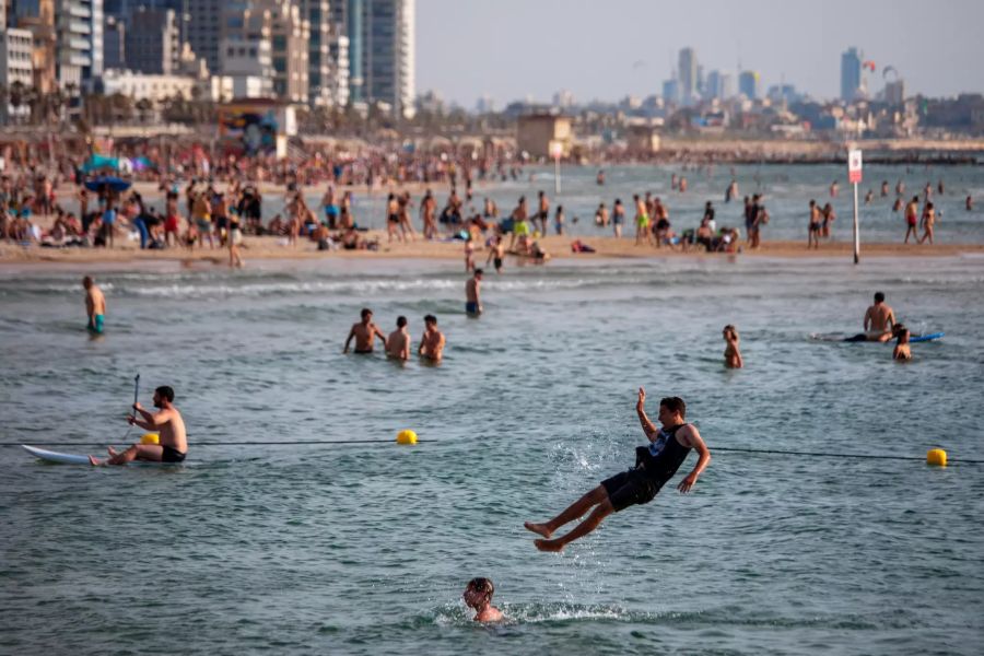 Menschen geniessen am Samstag, 16. Mai, in Tel Aviv die Strandpromenade.