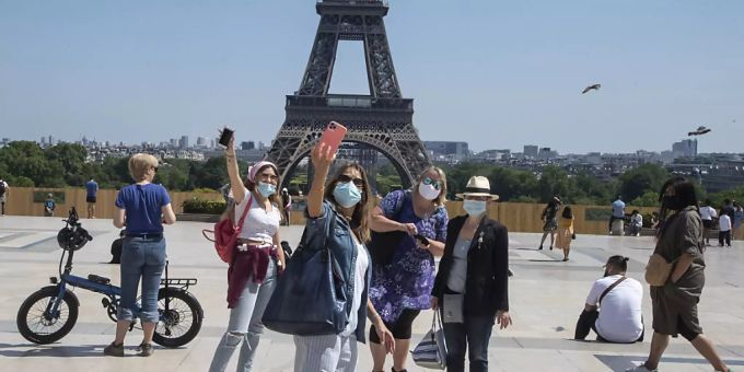 Menschen mit Mundschutzen machen Selfies vor dem Eiffelturm auf dem Trocadero-Platz. Die Pariser geniessen ihr erstes Wochenende in der Sonne seit den teilweisen Lockerungen der Reise- und Bewegungsbeschränkungen. Foto: Michel Euler/AP/dpa Menschen mit Mundschutzen machen Selfies vor dem Eiffelturm auf dem Trocadero-Platz. Die Pariser geniessen ihr erstes Wochenende in der Sonne seit den teilweisen Lockerungen der Reise- und Bewegungsbeschränkungen. Foto: Michel Euler/AP/dpa