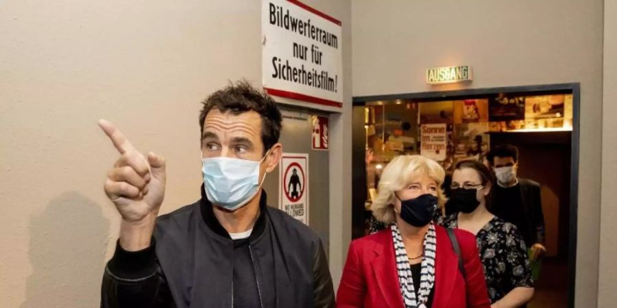 Der Regisseur Tom Tykwer (l) sorgt sich um die Filmbranche, die Kulturstaatsministerin Monika Grütters (CDU) kündigt weitere Hilfen an. Foto: Christoph Soeder/dpa