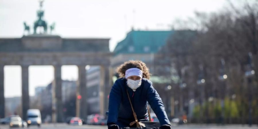 Radfahrerin mit Maske in Berlin