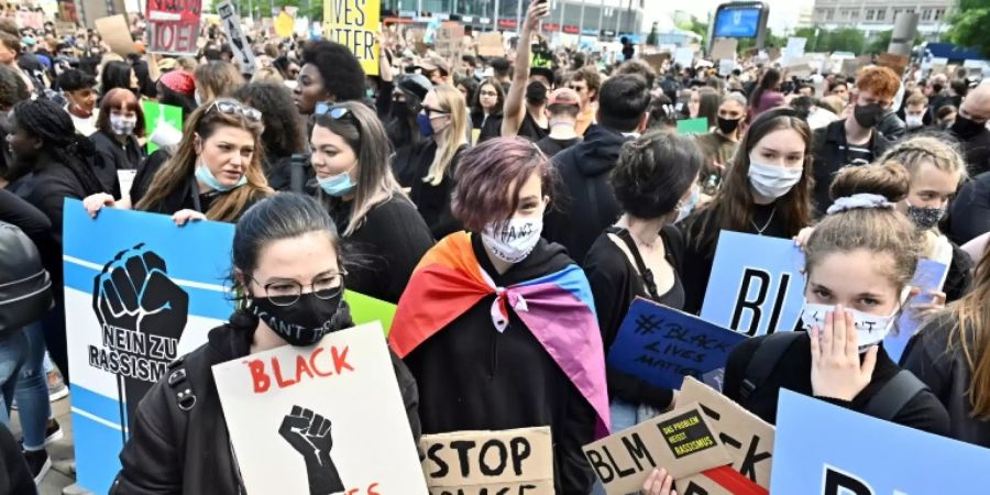 Zehntausende protestieren in Deutschland gegen Rassismus