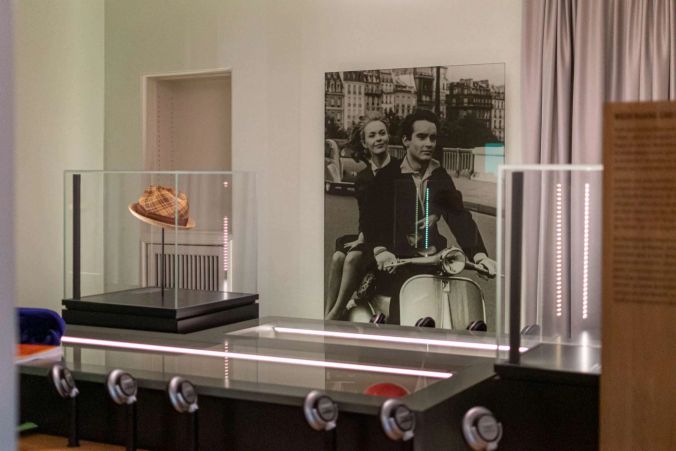 Ausstellungsraum mit verschiedenen Modeartikeln.