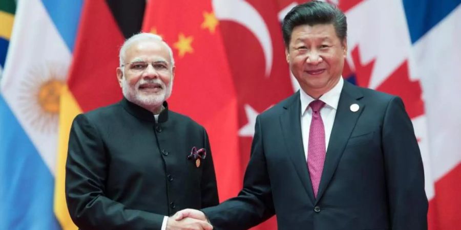 Der indische Premierminister Narendra Modi (l) und der chinesische Präsident Xi Jinping bei einem Treffen im September 2016. Zwischen den beiden bevölkerungsreichtsen Staaten der Erde sind neue Grenzstreitigkeiten aufgeflammt. Foto: picture alliance / dpa