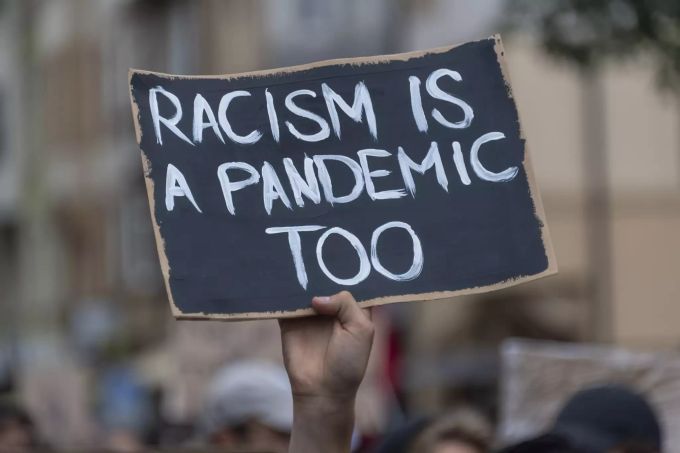 Mehrere tausend Personen nahmen auch an einer Demonstration zu Black Lives Matter teil in Basel, am Samstag, 6. Juni 2020. (KEYSTONE/Georgios Kefalas) GEGEN RASSISMUS, BLM,