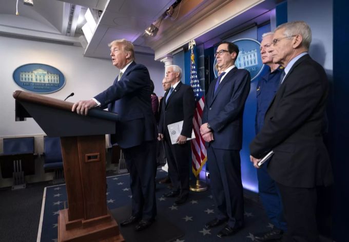 Mitglieder der Coronavirus-Taskforce stehen bei einer Pressekonferenz im Weissen Haus hinter US-Präsident Donald Trump. Coronavirus USA Taskforce