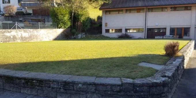 Die Rasenfläche soll bald eben und somit sicherer sein. Schule Oberdiessbach