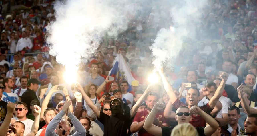 Russische Fans zünden Pyros beim Spiel England gegen Russland an der EM 2016.