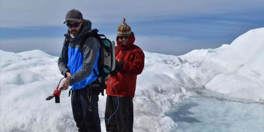 Marco Tedesco (l.), Forscher an der Columbia University in New York, und sein Kollege während einer Forschungsreise im Jahre 2018. Foto: Kevin Krajick/Earth Institute/dpa