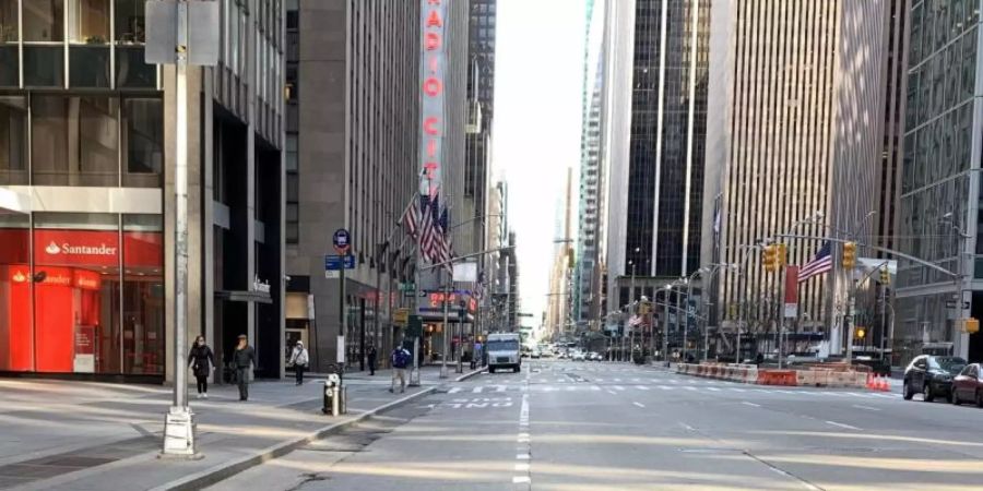 Leere Strassen: Die Menschen in New York halten sich an die verordneten Massnahmen. Foto: John Marshall Mantel/ZUMA Wire/dpa