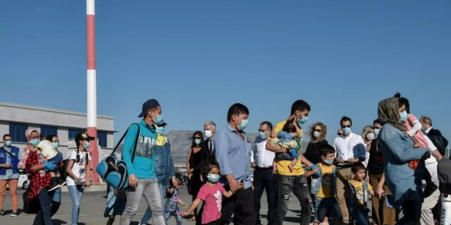 Flüchtlinge in Athen auf dem Weg zum Flug nach Deutschland